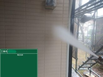 【外壁 高圧洗浄】高圧洗浄にて苔・藻・カビ等の汚れや脆弱な塗膜を洗い落とします。