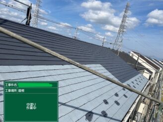 【屋根 中塗り】お客様にお選びいただいた塗料塗装の1回目です。塗布量を厳守して塗っていきます。