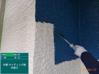 【外壁(サイディング部)_中塗り】お客様にお選びいただいた塗料塗装の1回目です。塗布量を厳守して塗っていきます。