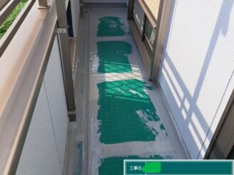 【通気緩衝絶縁シート】既存の防水層に直接新しい防水層を塗ってしまうと、既存部に含まれる湿気により塗膜に膨らみが生じる可能性があるため、絶縁シートを貼ることで湿気を逃がし、長期的に防水性を保ちます。