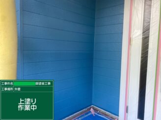 【外壁 上塗り】最後の仕上げ塗装工事です。中塗り・上塗りと塗布量・塗り回数・乾燥時間をメーカー指定基準を厳守して施工し、耐久性と共に美観も美しく仕上げていきます。