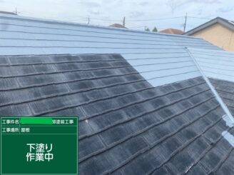 【屋根 下塗り】既存の屋根材の種類や状態に合った下塗り材を塗布していきます。下地の吸い込みを止め、調整をかけて、仕上げ塗料材の密着性をよくする為の大切な工程です。