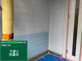 【外壁 下塗り】既存外壁材の種類や状態に合った下塗り材を塗布していきます。下地の吸い込みを止め、調整をかけて、仕上げ塗料材の密着性をよくする為の大切な工程です。