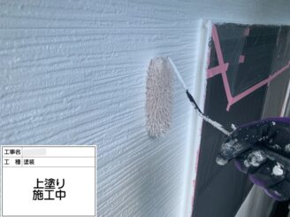 【外壁 上塗り】最後の仕上げ塗装工事です。中塗り・上塗りと塗布量・塗り回数・乾燥時間をメーカー指定基準を厳守して施工し、耐久性と共に美観も美しく仕上げていきます。