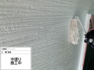 【外壁 中塗り】お客様にお選びいただいた塗料塗装の1回目です。塗布量を厳守して塗っていきます。