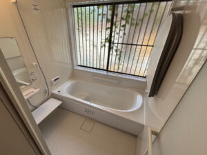 タイルの浴室からユニットバスへリフォーム、断熱構造の浴槽に浴室暖房機能も付けてヒートショック対策もOK！素敵で快適な浴室へのリフォームです。