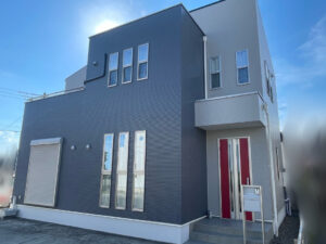 新築時のイメージを残しつつ色分け部分を変更し、耐久性・低汚染性が抜群に上がった仕上げになっています！