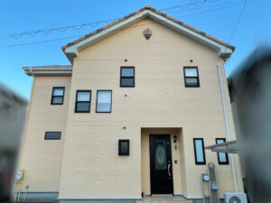 東金市Y様はシーリングのひび割れが悩みでしたが、耐久性が良く塗料との相性の良いシーリングに打ち換え工事を行いました。さらにアステックペイントプラチナシリコンREVO2000-IR塗料を使用したことで、外壁全体が美しく仕上がり、塗料の低汚染性で汚れも付きにくく、長期間きれいな状態が保たれそうです！