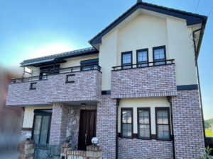 東金市T様、年数が経過してきたため、お住まいの健康診断をしてほしいとご相談をいただきました！お住まいの診断をさせていただき、やはり長年の劣化が進んでおりました。アステックペイント超低汚染プラチナリファイン2000MF-IR塗料をT様と一緒に塗料選びをさせていただきました！外壁塗料は耐候性や防汚性に優れており、外壁の保護力が大幅に向上しました。これで長期間にわたって安心してお住まいいただけます！