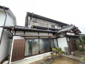 東金市O様、前回の塗装から年数が経過していたため、お住まいの健康診断をしてほしいとご相談をいただきました！お住まいの診断をさせていただき、やはり長年の劣化が進んでおりました。アステックペイント超低汚染プラチナリファイン2000Si-IR塗料をO様と一緒に塗料選びをさせていただきました！外壁塗料は耐候性や防汚性に優れており、外壁の保護力が大幅に向上しました。これで長期間にわたって安心してお住まいいただけます！