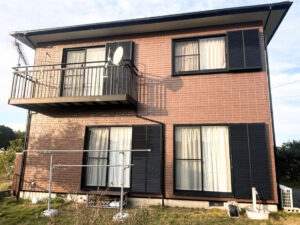 前回の塗装から年数が経過していたため、お住まいの健康診断をしてほしいとご相談をいただきました！お住まいの診断をさせていただき、やはり長年の劣化が進んでおりました。アステックペイント超低汚染ﾌﾟﾗﾁﾅﾘﾌｧｲﾝ2000無機-IR塗料をM様と一緒に塗料選びをさせていただきました！外壁塗料は耐候性や防汚性に優れており、外壁の保護力が大幅に向上しました。これで長期間にわたって安心してお住まいいただけます！