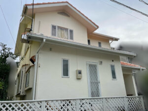 大網白里市H様、塗装工事前はモルタル外壁のひび割れが気になるとのことで、まずはしっかりと補修を行い、その後塗装を施しました。ひび割れの補修後は、塗膜がしっかりと密着し外壁の美観が大きく改善されました。塗装後のお住まいは、見た目も美しくひび割れも解消されて、長期的に安心してお住まい頂ける状態となりました。