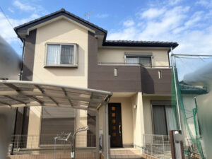 シーリングの劣化が気になるというお悩みをご相談いただき、耐久性が高く塗料との相性の良いシーリングに打ち換え工事を実施しました。サンダルウッドとアイアンバーグを組み合わせた重厚感のあるデザインに仕上がり綺麗に長くお住まいいただける状態が保たれます！